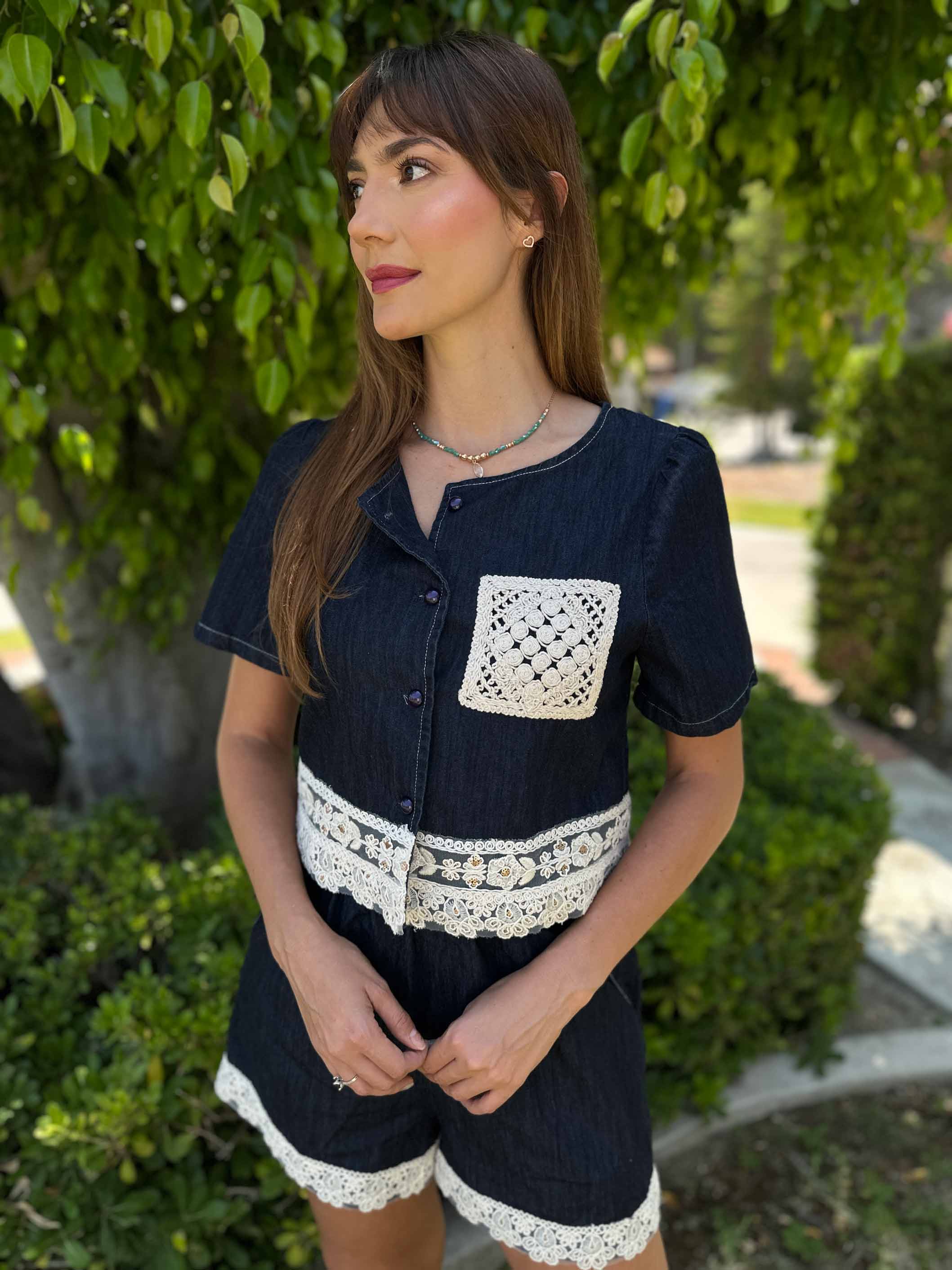 Contrast embroidered short y crop top suit