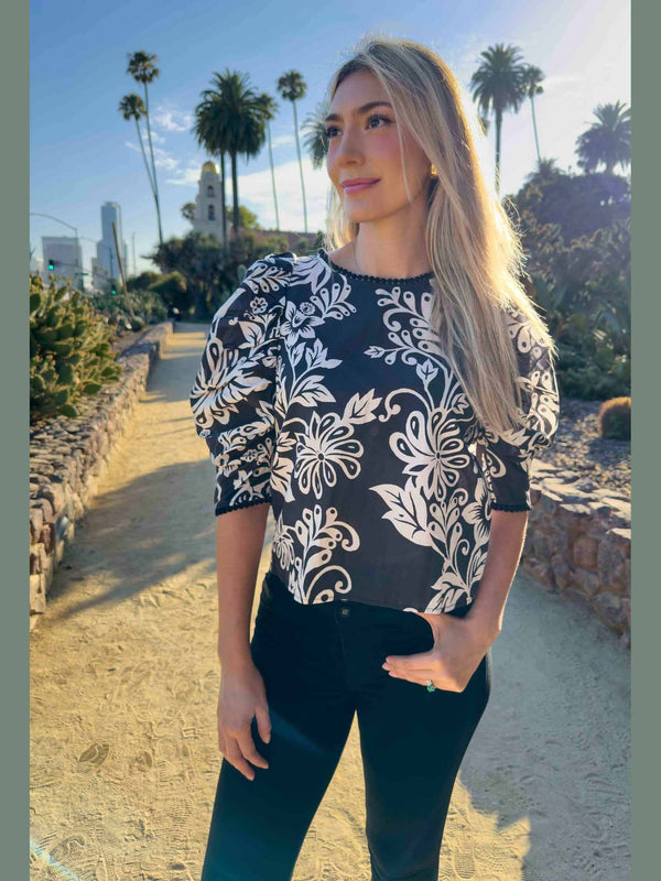 Arabesque Embroidery Blouse