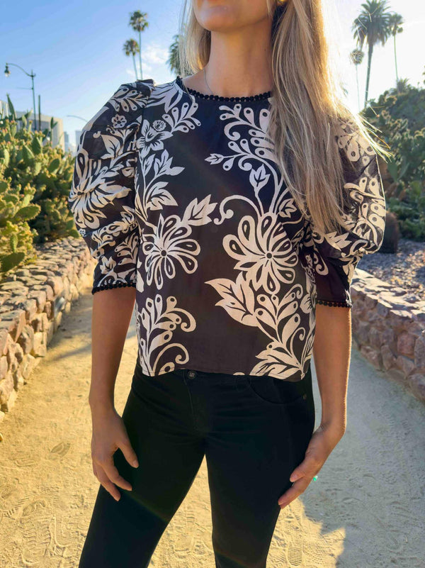 Arabesque Embroidery Blouse
